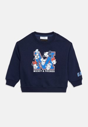 Marineblå genser med stor "M" grafikk som viser Mikke Mus, Minni, Donald, Langbein og Dolly, med teksten "MICKEY & FRIENDS" under.