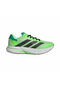 Zapatillas deportivas verdes con parte superior de malla transpirable, rayas negras y suela blanca. Presenta un cuello acolchado y un diseño ligero.