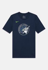 T-shirt en coton bleu marine avec col ras du cou, affichant le logo des Minnesota Lynx en gris et vert, avec un petit swoosh vert de Nike sur la poitrine.
