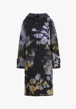 Plašč iz volnenega blaga s kapuco, okrašen v črno, sivo in rumeno cvetlično vzorčevanje. Ima dve sprednji žepu in zapiranje na gumb.