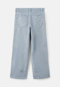 Svetlomodré rifľové nohavice so širokým strihom a vzorom strieborných hviezd. Dve zadné vrecká a pás rovného strihu.