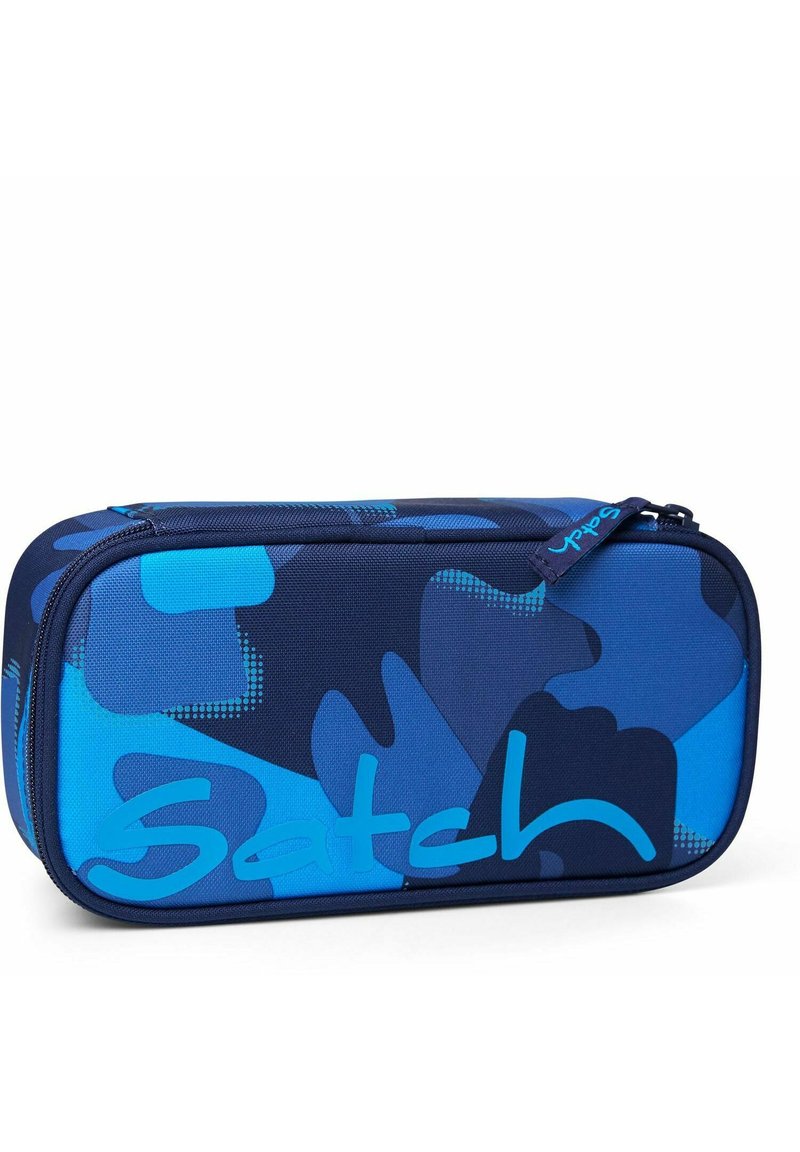 Blaue, gemusterte Federtasche mit glattem Stoffaußenmaterial, das verschiedene Blautöne aufweist, einem Reißverschluss und einem auffälligen Logo in Hellblau.