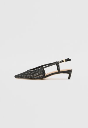 Czarny sandał na obcasie typu kitten heel z odkrytą piętą, zamszowy, ze spiczastym noskiem, teksturowanym geometrycznym wzorem oraz regulowanym paskiem z złotą klamrą.