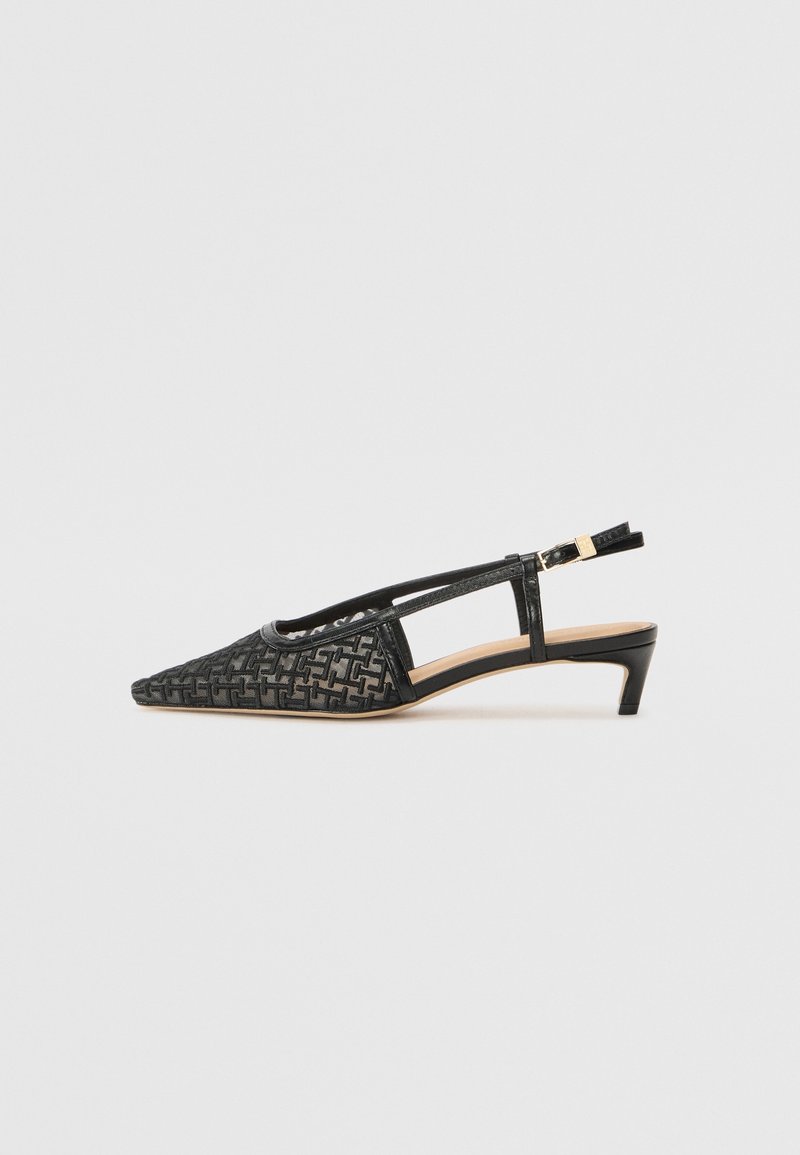 Escarpin noir à talon kitten, bride slingback, bout pointu, motif géométrique texturé et bride réglable avec boucle dorée.