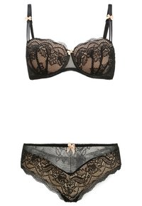 Un soutien-gorge en dentelle noire et des culottes assorties présentent des motifs floraux, des accents en maille transparente et de petits nœuds roses. Textures douces avec des couleurs contrastantes.