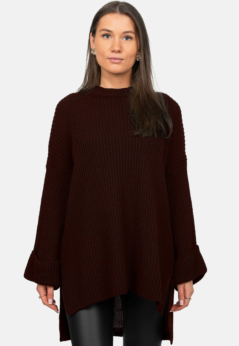 Maglione di maglia a costine color bordeaux con collo alto, maniche lunghe con polsini svasati e orlo asimmetrico. Tessuto strutturato.