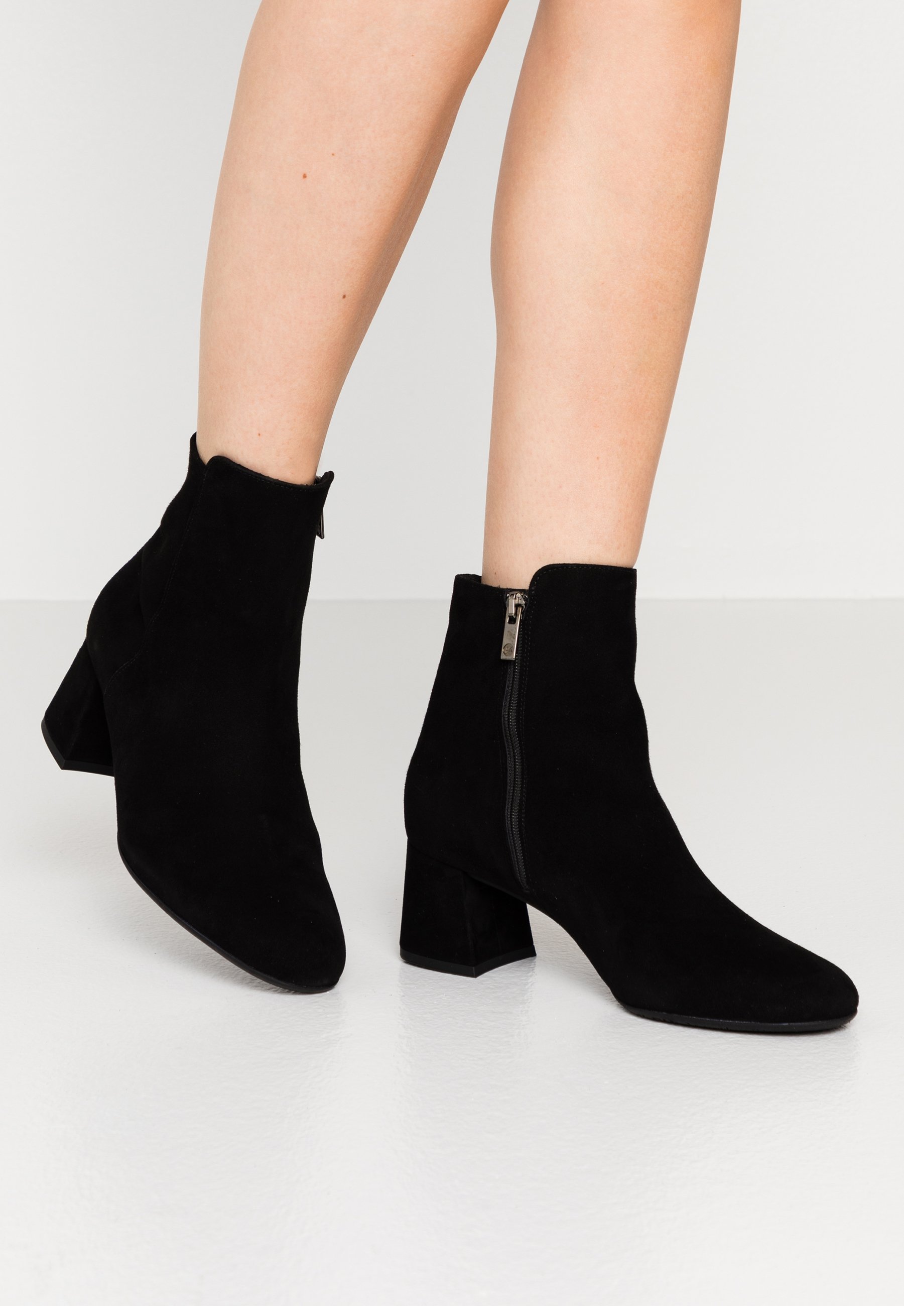 Bekijk hier de 91637 071 SUEDE FUR van Peter Kaiser | by SHUZ