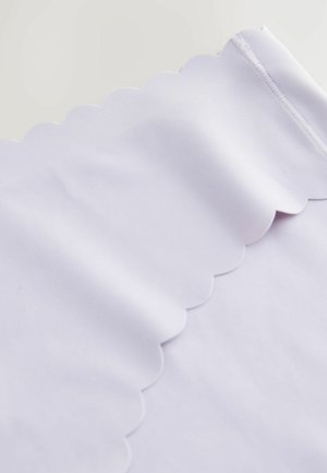 Tessuto lilla con bordo ondulato, caratterizzato da una texture liscia e una sottile lucentezza. Adatto per abbigliamento o tessuti per la casa.