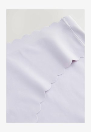 Tessuto lilla con bordo ondulato, caratterizzato da una texture liscia e una sottile lucentezza. Adatto per abbigliamento o tessuti per la casa.