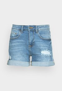 Pantalones cortos de mezclilla en azul claro con un diseño desgastado, que presentan dobladillos enrollados, bolsillos funcionales y un cierre frontal con botones.