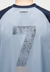Blau-weiß gestreiftes Sporttrikot mit schwarzen Ärmeln, Nummer 7 auf dem Rücken gedruckt und "UMBRO"-Logo unter dem Kragen.