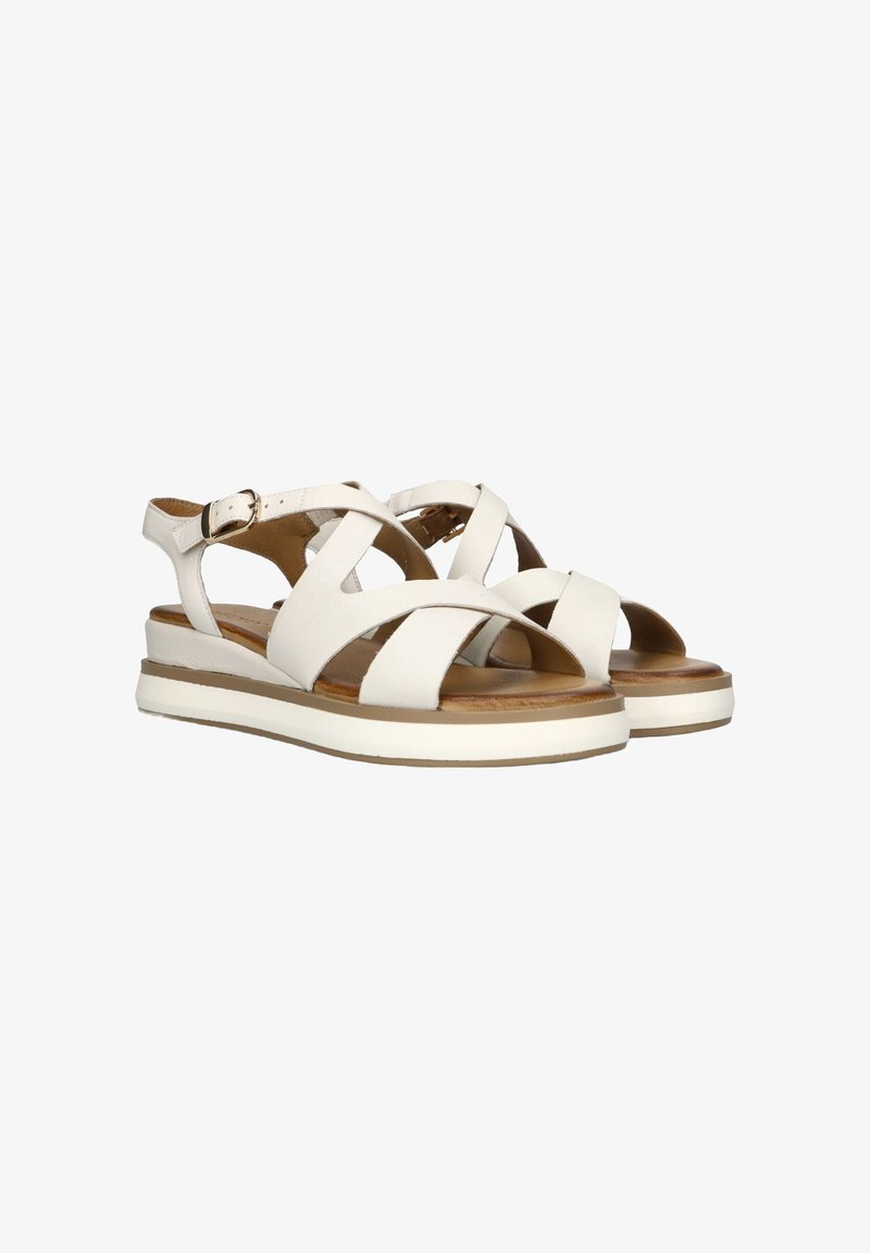 Witte leren sandalen met kruissluitingen, een achterste sluiting met een gesp en een gelaagde platformzool met een houtachtige textuur en witte accenten.