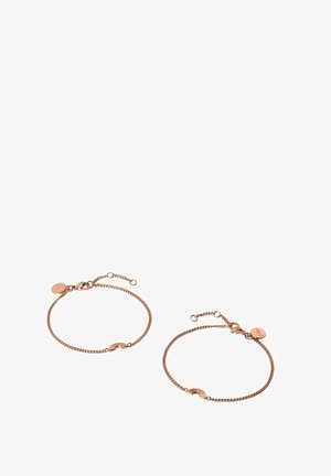 Zwei filigrane Armbänder aus roségoldener Kette mit kleinen Regenbogenanhängern und verstellbaren Verschlüssen auf weißem Hintergrund.
