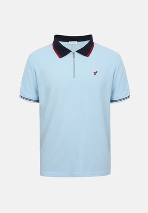 Jasnoniebieska koszulka polo z krótkim rękawem, granatowym kołnierzem i czerwonym obszyciem, z zamkiem z przodu i małym czerwonym logo ptaka na piersi.