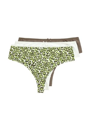 Vrouw met blond haar die een groene luipaardprint beha en bruin hooggetailleerd ondergoed draagt, staand tegen een effen witte achtergrond.