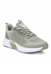 Zapatilla deportiva de color verde claro con parte superior de malla, suela de goma y acentos texturizados. Presenta un collar acolchado y cordones para un ajuste seguro.
