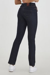 Jeans de mezclilla azul oscuro con un diseño de pierna recta, cintura alta y bolsillos traseros. Presentan una etiqueta de cuero marrón y detalles de costura.