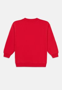 Sweatshirt vermelho com mangas longas e gola redonda. Punhos e bainha canelados. Cor sólida, textura suave, formato retangular, sem logos visíveis.