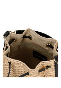 Borsa a secchiello intrecciata beige con dettagli neri, accessori in oro e interno foderato con tasca con zip. La parte superiore ha una chiusura con coulisse.