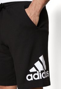 adidas Sportswear ESSENTIALS BIG LOGO FRENCH TERRY - Športové šortky - black