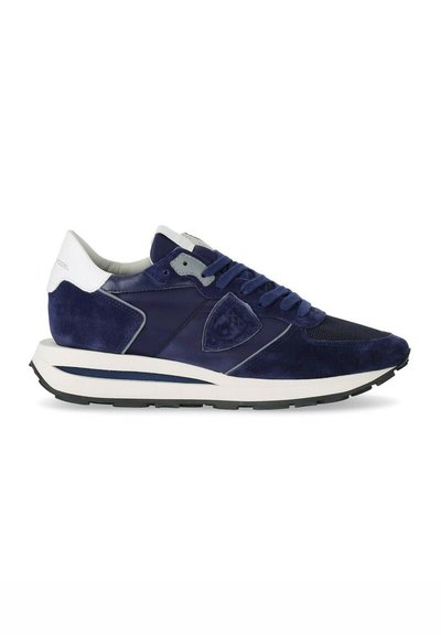 Sneakers blu navy con una combinazione di materiali scamosciati e in rete, dettagli bianchi, punta rotonda e suola in gomma testurizzata.