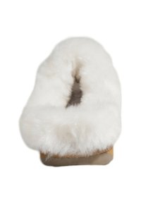Witte pluche huisslippers met een afgerond ontwerp, zachte vachtachtige textuur en een tan kleurige zool, met een lichte opening aan de bovenkant.