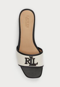 Avoin varvastossu mustalla nahkapohjalla. Ominaisuuksina valkoinen kanva верхняя osa, jossa on teksturoitu musta logo. Tasainen muotoilu ja minimalistinen muoto.