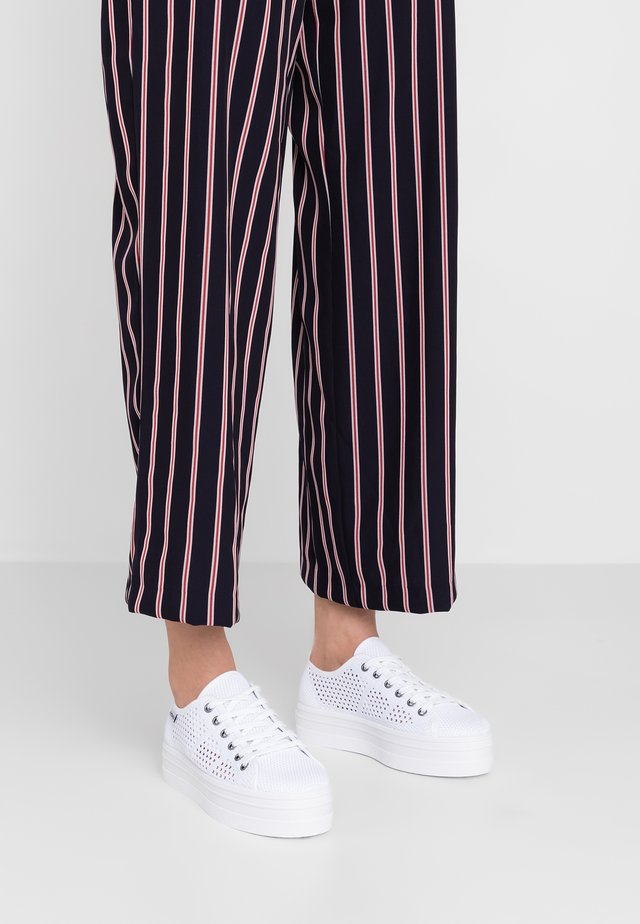 BARCELONA TRICOT - Joggesko - blanco