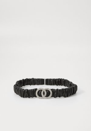 Zwarte, geplooide stoffen riem met een glanzende, in elkaar verstrengelde zilveren gesp met kristalaccenten. Elastisch ontwerp voor een verstelbare pasvorm.