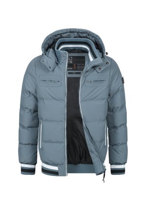 Blauer gepolsterter Winterjacke mit Kapuze, zwei Brust-Reißverschlusstaschen, gestreiften gerippten Bündchen und Saum sowie einem teilweise geöffneten Frontreißverschluss, der die schwarze Innenauskleidung zeigt.