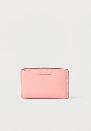 Portefeuille compact en cuir rose avec logo doré « Michael Kors » centré sur le devant sur un fond blanc uni.