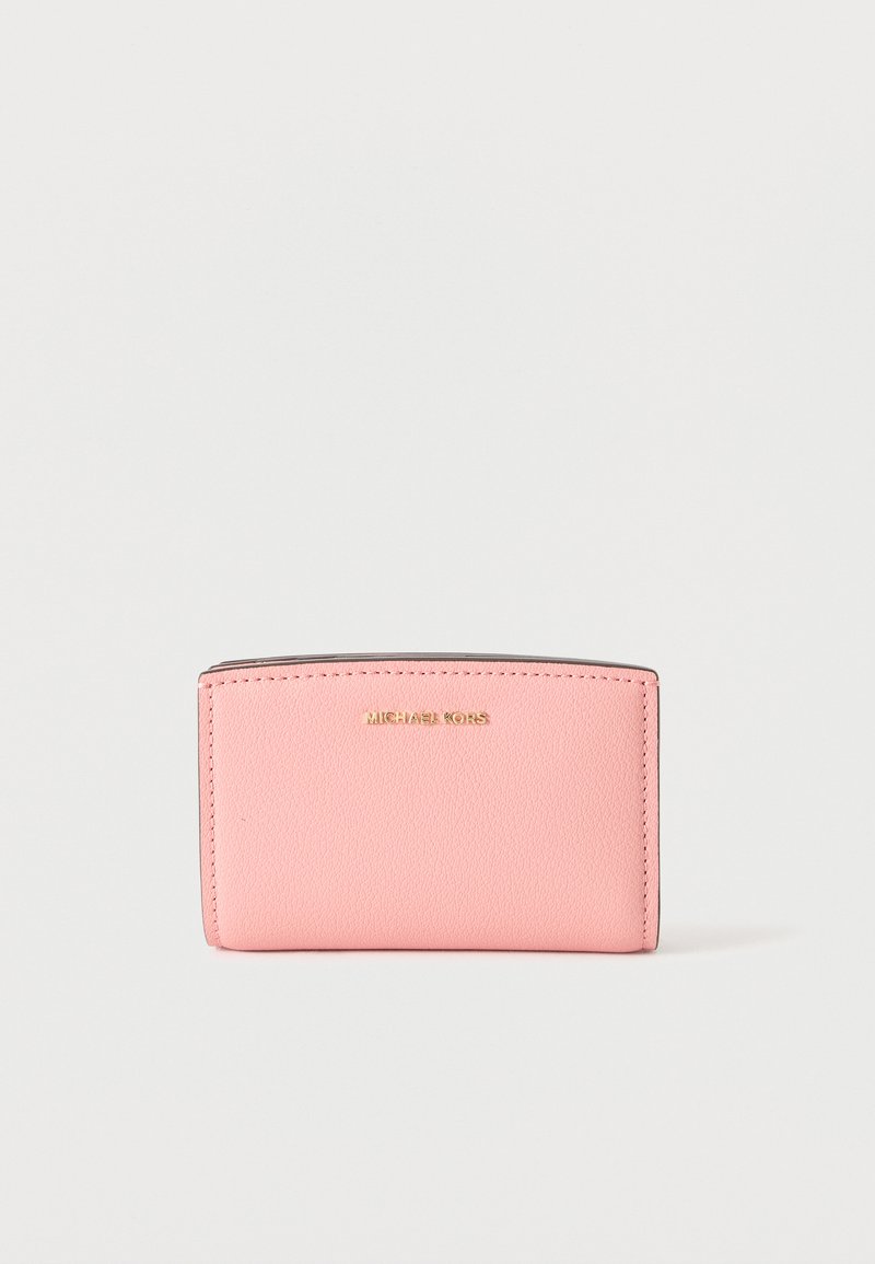 Portefeuille compact en cuir rose avec logo doré « Michael Kors » centré sur le devant sur un fond blanc uni.