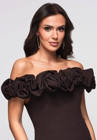 Braunes Schulterfreies Kleid mit einem gerüschten, floralen Ausschnitt aus strukturiertem Stoff. Der glatte Oberkörper geht in eine taillierte Silhouette über.