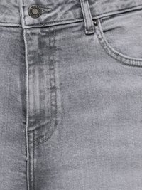 Primer plano de unos vaqueros de denim gris que muestran el bolsillo, la trabilla del cinturón, el botón con el texto "Only Blue Denim 1995" y las costuras detalladas.
