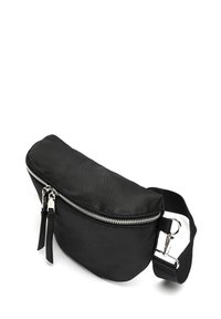 Riñonera negra de nailon con forma curvada, cremallera plateada y correa ajustable. Presenta pequeñas tiras de tela colgantes para la cremallera y una textura suave.
