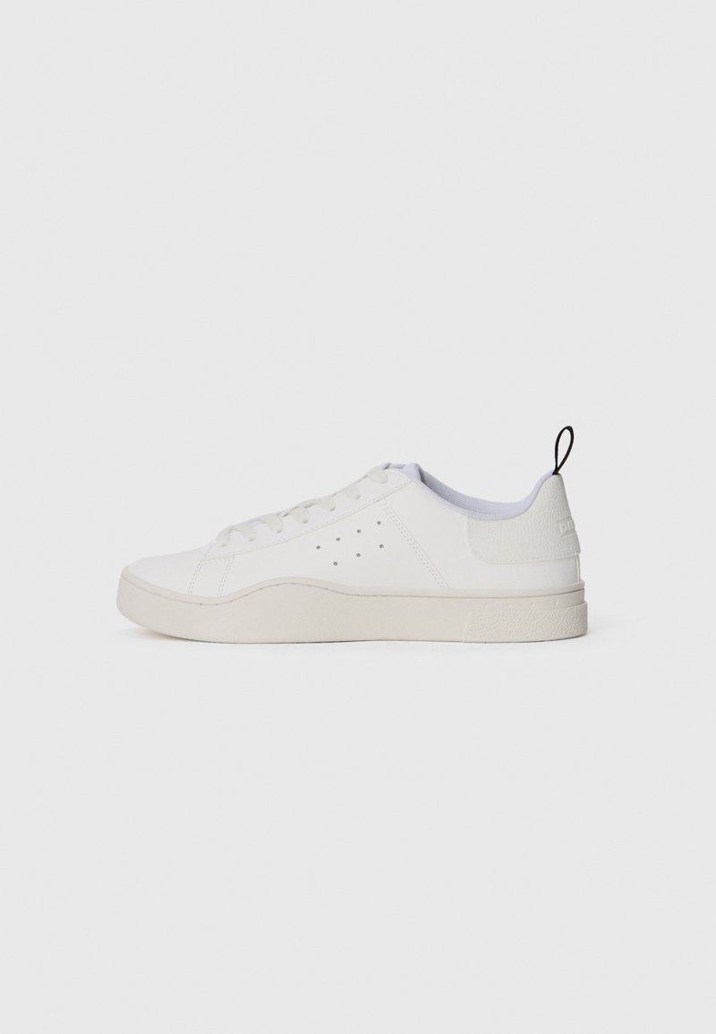 Zapatilla blanca con parte superior de cuero suave, puntera redonda, cordones planos y detalles perforados. Presenta una suela texturizada y una lengüeta en el talón.