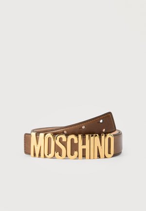 Barna bőröv nagy arany csattal, amelyen vastag nagybetűs "MOSCHINO" felirat olvasható.