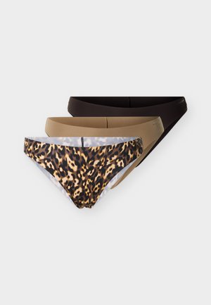 Tre kvinnelige lavtgående bikinitrusser i leopardmønster, beige og svart, stablet og vist mot en ensfarget hvit bakgrunn.
