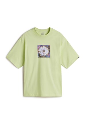 Lys grøn bomulds T-shirt med et centralt grafisk motiv af en hvid blomst omkranset af sort på en flerfarvet baggrund. Korte ærmer.