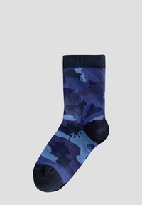 Calzino con motivo camouflage blu e blu scuro, con bordo a costine, costruzione della punta senza cuciture e texture morbida.