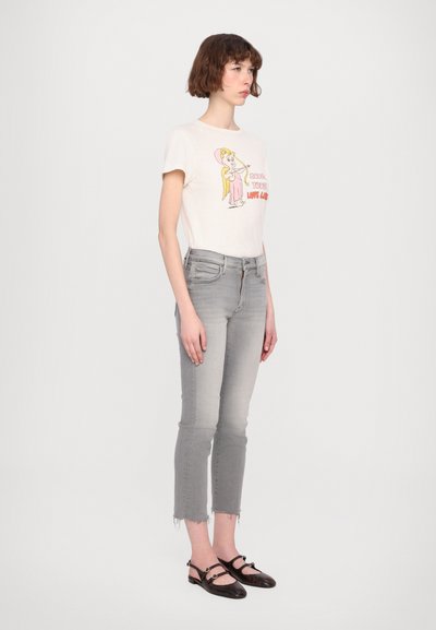 Mother THE RASCAL ANKLE FRAY - Karcsúsított farmerek - grey denim