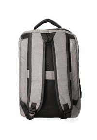 Grijze rugzak met gewatteerde, verstelbare schouderbanden, een mesh achterkant en een handvat aan de bovenkant. Voorzien van een ritssluiting en een stevige stofstructuur.