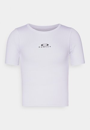 Camiseta deportiva blanca de manga corta con tejido texturizado y un escote redondo, con un destacado logo negro de "Oakley" en la parte frontal.
