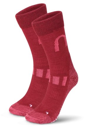 Rote Socken mit einem strukturierten Saum, der ein karierte Muster in einem helleren Rot sowie ein pinkes Logo zeigt. Hergestellt aus einer Baumwollmischung.