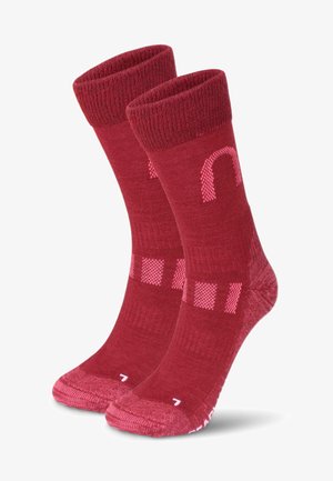 Rote Socken mit einem strukturierten Saum, der ein karierte Muster in einem helleren Rot sowie ein pinkes Logo zeigt. Hergestellt aus einer Baumwollmischung.
