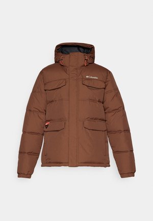 Veste doudoune marron avec capuche, dotée de quatre poches avant, de cordons de serrage réglables et d'une texture lisse. Logo sur la poitrine droite.
