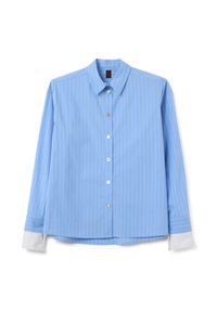 Camisa de manga larga azul claro con rayas verticales blancas, cierre frontal de botones, cuello puntiagudo y puños blancos en contraste. Textura de tela suave.