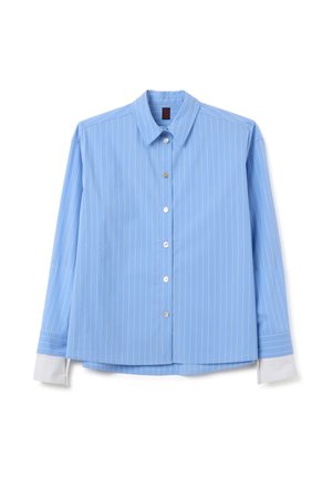 Camisa de manga larga azul claro con rayas verticales blancas, cierre frontal de botones, cuello puntiagudo y puños blancos en contraste. Textura de tela suave.