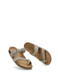 Sandalias deslizables de ante gris con una plantilla de corcho texturizado, correa ajustable con hebilla y suela de goma con un diseño de banda.