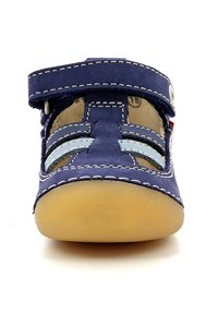 Infradito blu navy con tomaia in pelle, design aperto, dettagli in azzurro, rifiniture cucite e chiusura in Velcro. Suola in gomma traslucida.